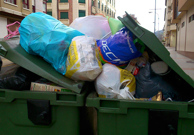 Quejas ciudadanas ante el “despertador diario” del horario de recogida de basuras en La Pola
