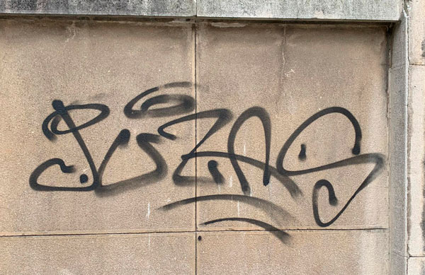La Policía Local de Lena identifica a dos jóvenes como presuntos autores de “graffitis” en La Pola