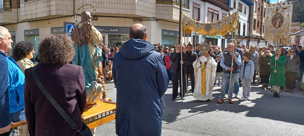 La procesión del Santo Encuentro pone broche a Pascua en Campomanes, unas fiestas deslucidas por la lluvia