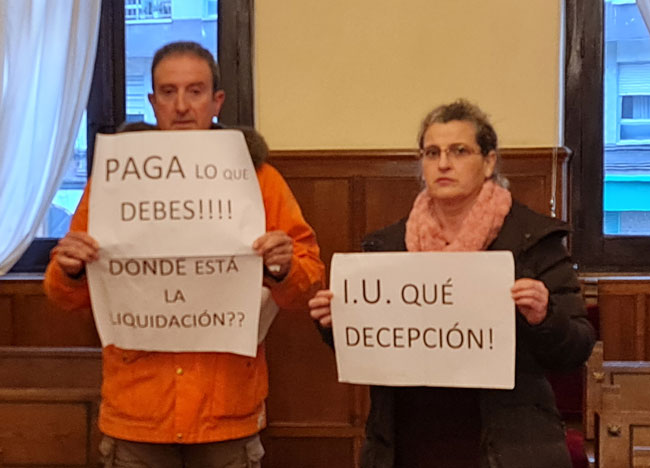 CC OO protesta ante el Pleno de Lena para denunciar el impago de finiquitos por parte del Ayuntamiento