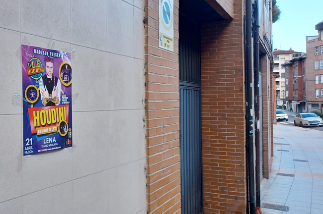 Un espectáculo contratado por Cultura infringe la normativa municipal y “empapela” La Pola con carteles