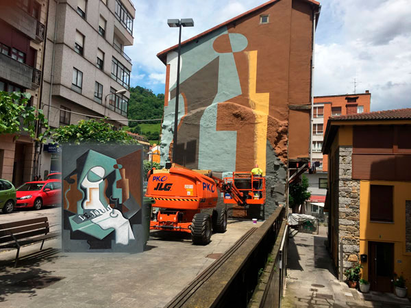 Un mural inspirado en una obra del pintor cubista Juan Gris preside la calle Vital Aza, de La Pola