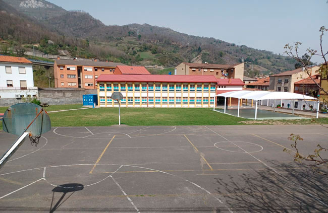 Se inicia otro curso escolar sin una cubierta en el patio del colegio rural de Campomanes anunciada en 2011