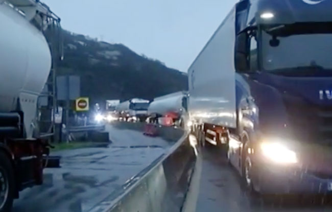 Los camioneros braman contra el retraso del aparcamiento de Villayana y exigen "servicios útiles"