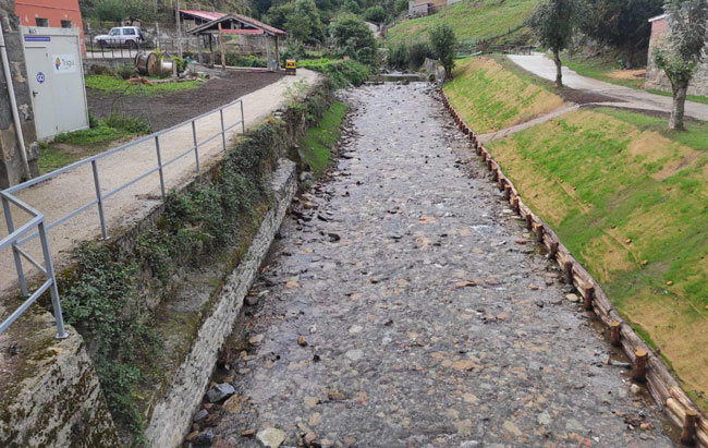 Concluyen las obras en el cauce fluvial que atraviesa la localidad lenense de San Miguel del Río