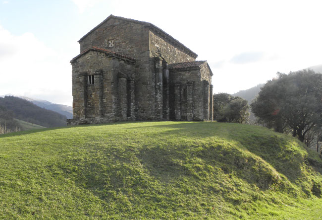Una entrada por La Nozala, como acceso para multiplicar las visitas a la ermita de Santa Cristina de Lena
