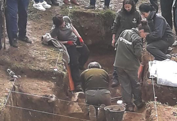 Se retoman los trabajos para exhumar más cuerpos en la fosa payariega de Parasimón