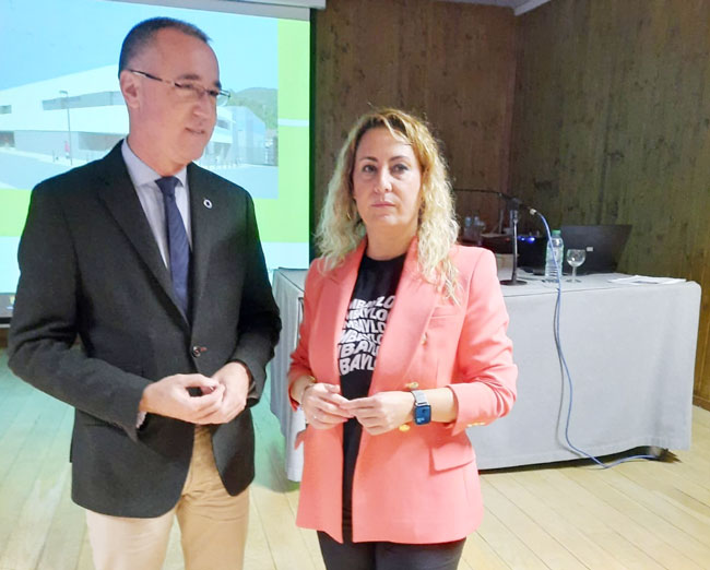 Sanidad presenta en La Pola el proyecto del futuro Centro de Salud sin dar una fecha de inicio de las obras