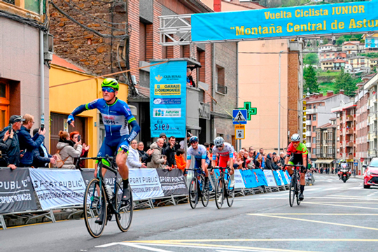El ciclista belga Axel Van den Broek, primer líder de la “XXII Vuelta a la Montaña Central”