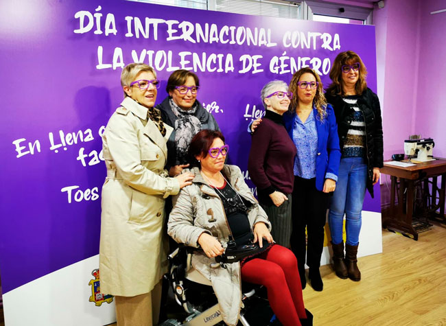 Lena pone gafas moradas al “Día Internacional de la Eliminación de la Violencia contra la Mujer”