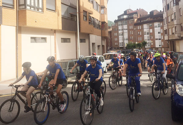 Un enorme pelotón, con mayoría de niños, recorre las calles de La Pola en el "Día de la Bici"