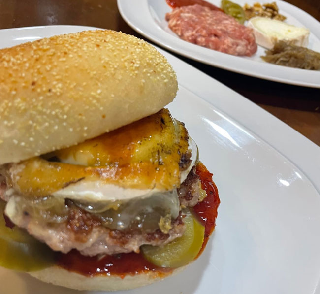 La “Balada Canalla”, de “Ca’Zampola”, en La Pola, vuelve a aspirar a ser la mejor hamburguesa del país