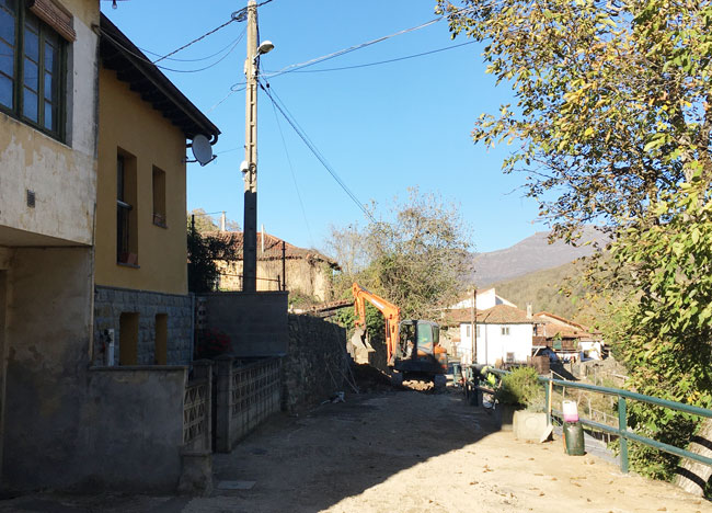 Las obras de saneamiento integral de Sotiello, en Lena, se abren paso por dos frentes