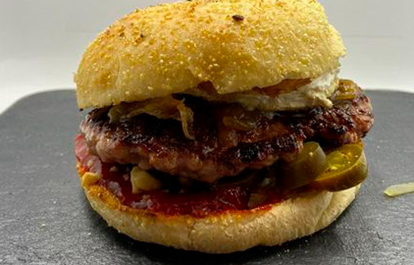 La “Balada Canalla”, que se cocina en La Pola, entre las tres hamburguesas mejor puntuadas de Asturias